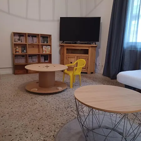 Maison Jardin & Garage P2 10 Min Gare Apartment